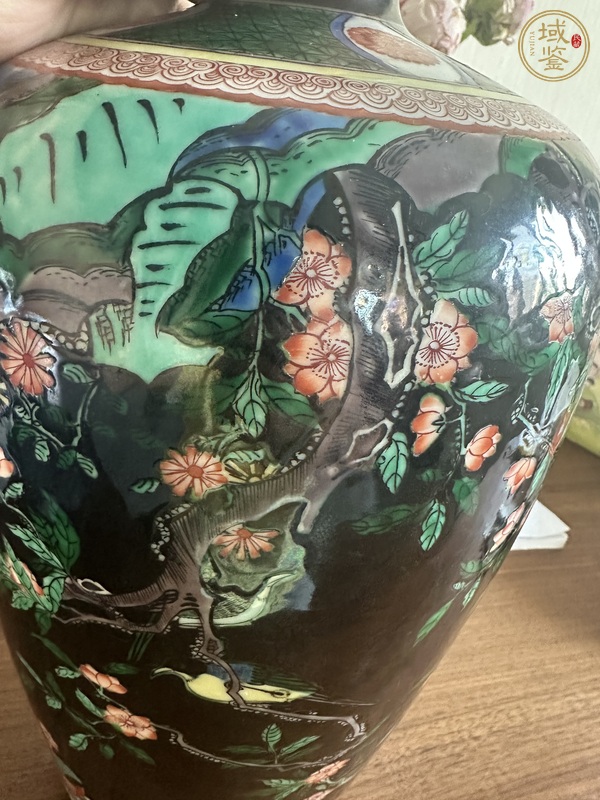 古玩陶瓷黑地粉彩花鳥梅瓶真品鑒賞圖
