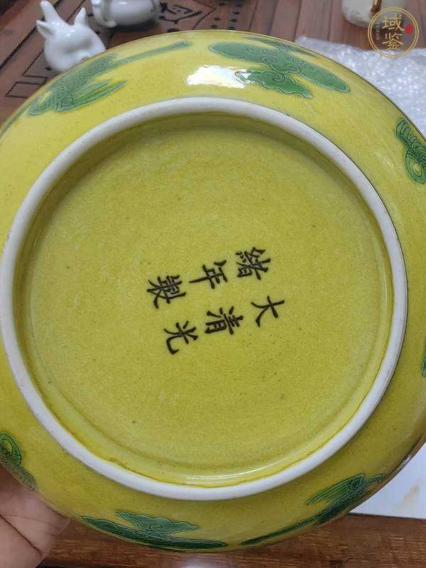 古玩陶瓷素三彩盤真品鑒賞圖