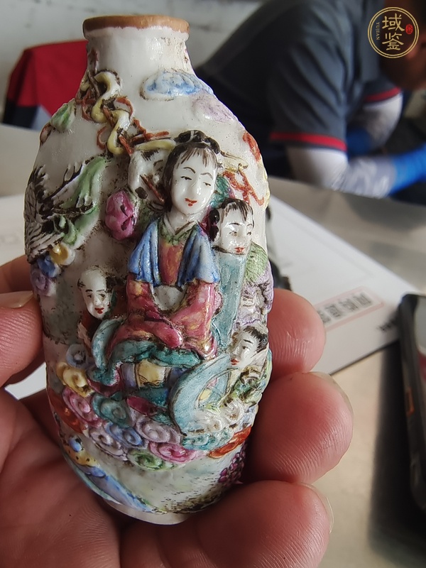 古玩陶瓷粉彩浮雕人物故事鼻煙壺真品鑒賞圖