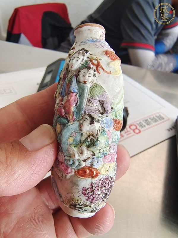 古玩陶瓷粉彩浮雕人物故事鼻煙壺真品鑒賞圖