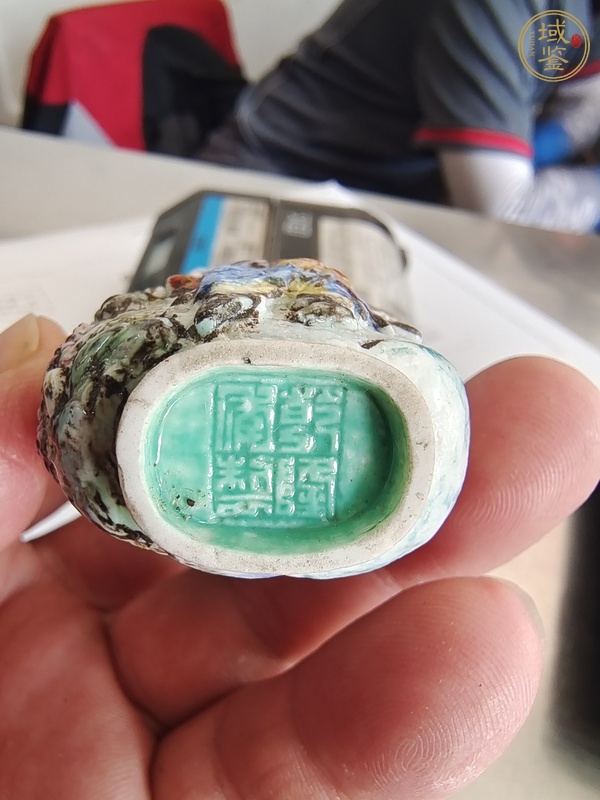 古玩陶瓷粉彩浮雕人物故事鼻煙壺真品鑒賞圖