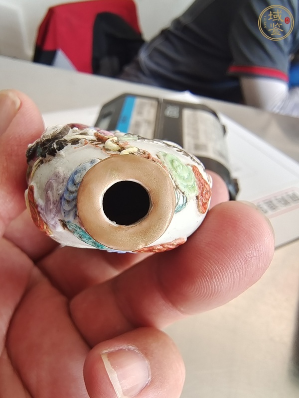 古玩陶瓷粉彩浮雕人物故事鼻煙壺真品鑒賞圖