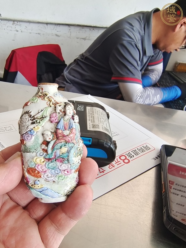 古玩陶瓷粉彩浮雕人物故事鼻煙壺真品鑒賞圖