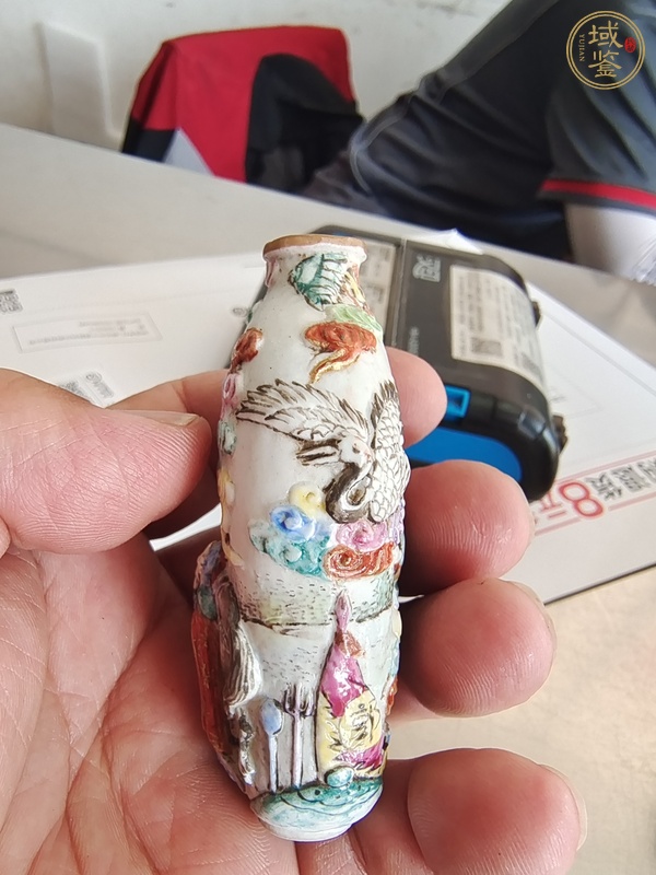 古玩陶瓷粉彩浮雕人物故事鼻煙壺真品鑒賞圖