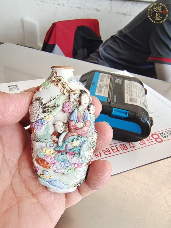 古玩陶瓷粉彩浮雕人物故事鼻煙壺真品鑒賞圖
