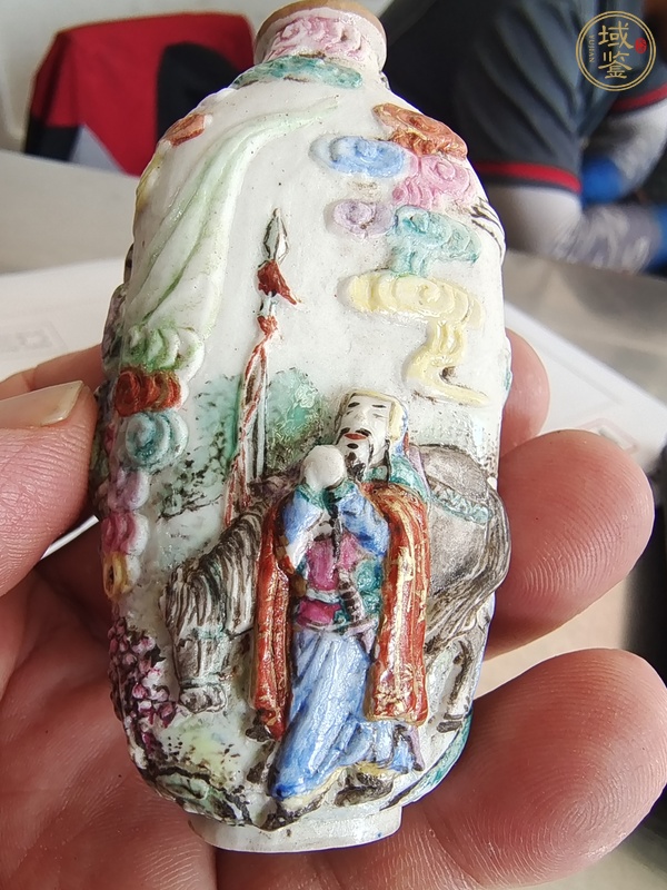 古玩陶瓷粉彩浮雕人物故事鼻煙壺真品鑒賞圖