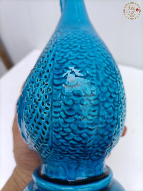 古玩陶瓷孔雀藍釉鏤空瓶真品鑒賞圖