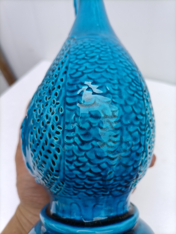 古玩陶瓷孔雀藍(lán)釉鏤空瓶拍賣，當(dāng)前價格1800元