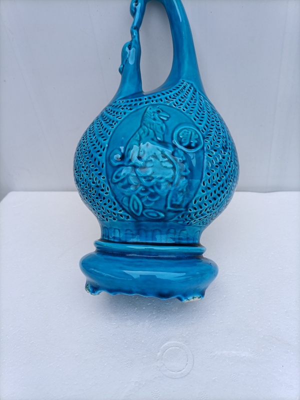 古玩陶瓷孔雀藍(lán)釉鏤空瓶拍賣，當(dāng)前價格1800元