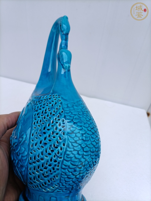 古玩陶瓷孔雀藍釉鏤空瓶真品鑒賞圖
