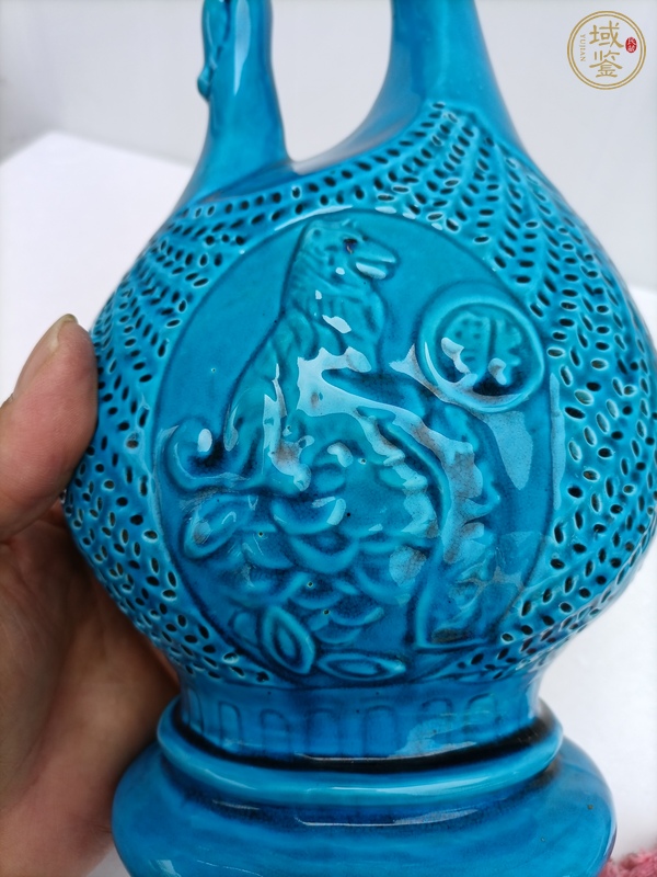 古玩陶瓷孔雀藍釉鏤空瓶真品鑒賞圖