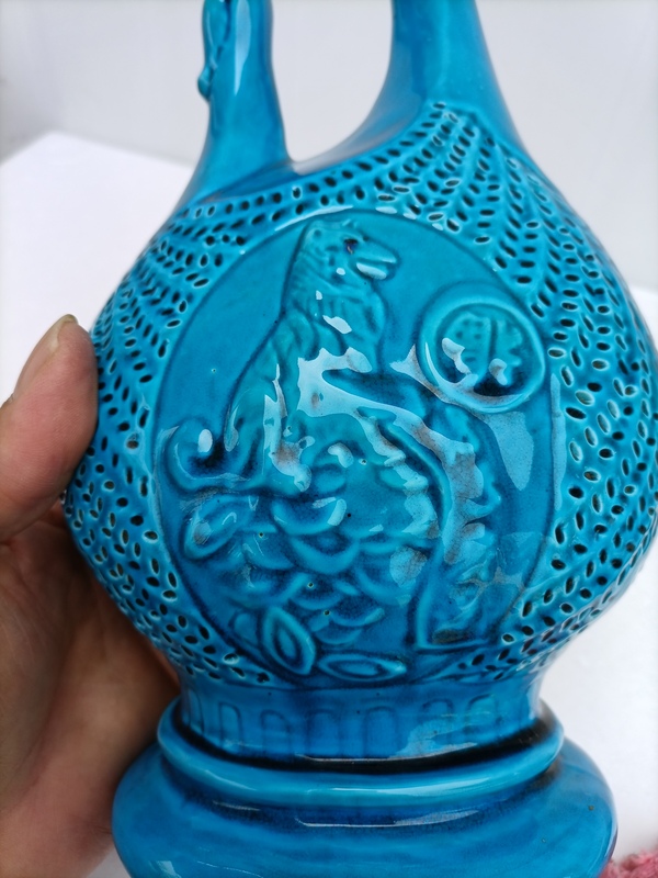 古玩陶瓷孔雀藍(lán)釉鏤空瓶拍賣，當(dāng)前價格1800元