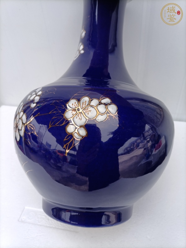 古玩陶瓷藍(lán)釉描金花卉紋瓶真品鑒賞圖