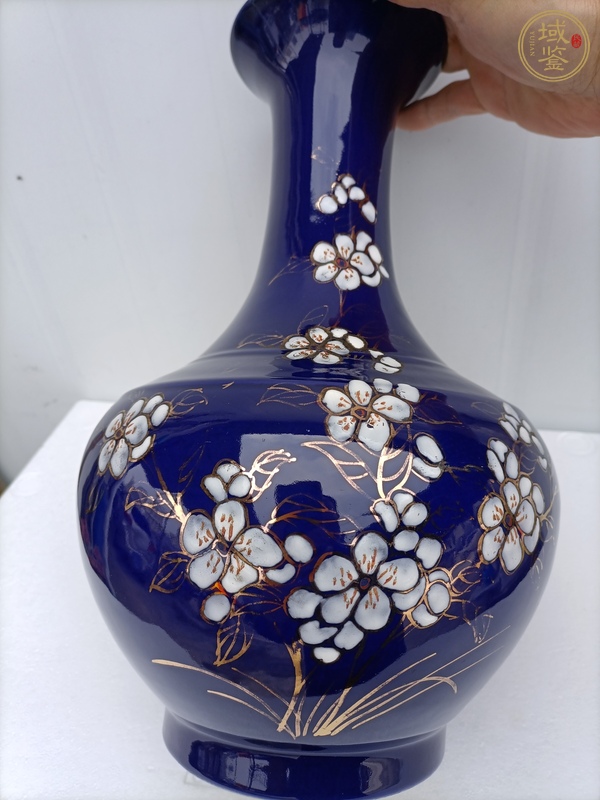 古玩陶瓷藍(lán)釉描金花卉紋瓶真品鑒賞圖