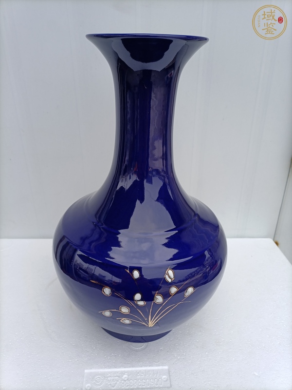 古玩陶瓷藍(lán)釉描金花卉紋瓶真品鑒賞圖