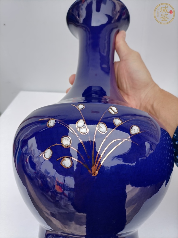 古玩陶瓷藍(lán)釉描金花卉紋瓶真品鑒賞圖