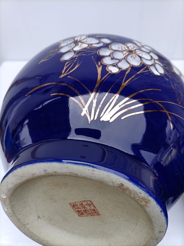 古玩陶瓷藍(lán)釉描金花卉紋瓶拍賣，當(dāng)前價(jià)格1300元