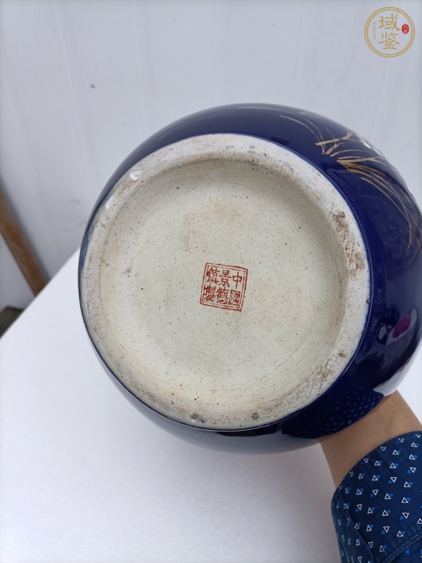 古玩陶瓷藍(lán)釉描金花卉紋瓶真品鑒賞圖