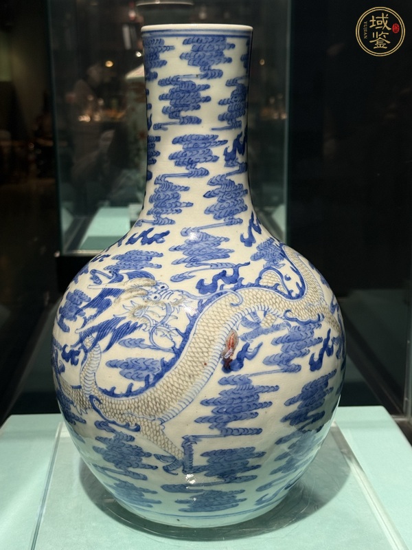 古玩陶瓷青花釉里紅云龍紋天球瓶真品鑒賞圖