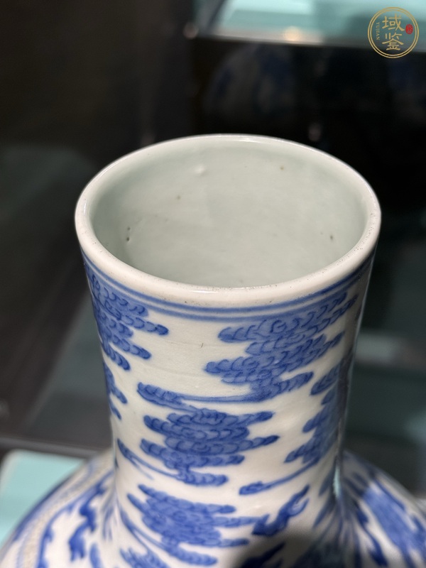 古玩陶瓷青花釉里紅云龍紋天球瓶真品鑒賞圖