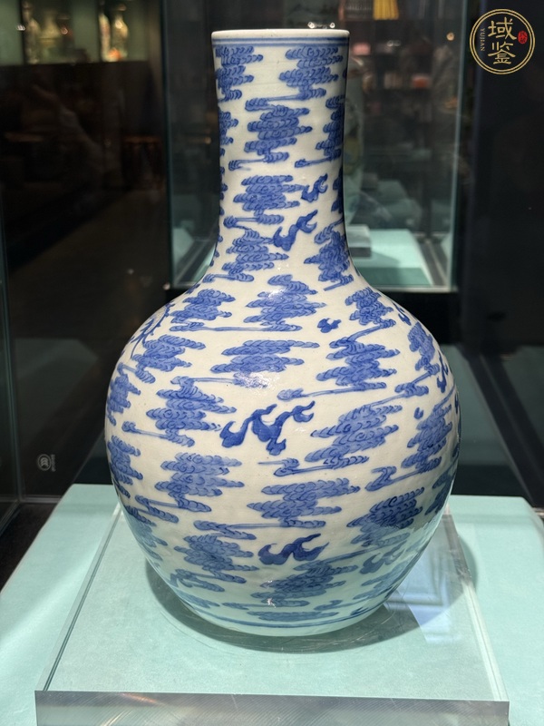 古玩陶瓷青花釉里紅云龍紋天球瓶真品鑒賞圖