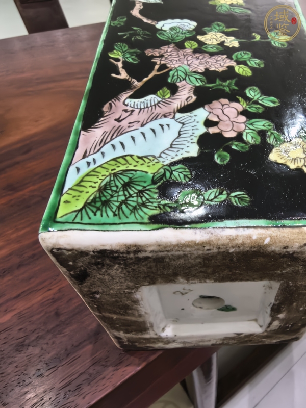 古玩陶瓷黑地素三彩花卉四方瓶真品鑒賞圖