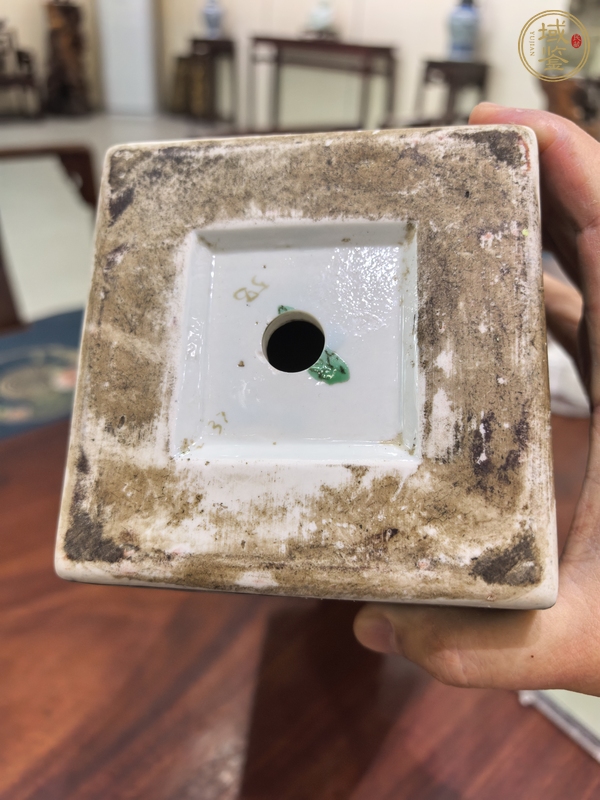 古玩陶瓷黑地素三彩花卉四方瓶真品鑒賞圖