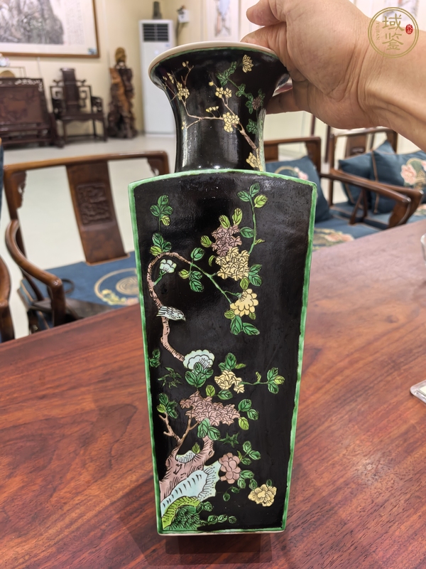 古玩陶瓷黑地素三彩花卉四方瓶真品鑒賞圖
