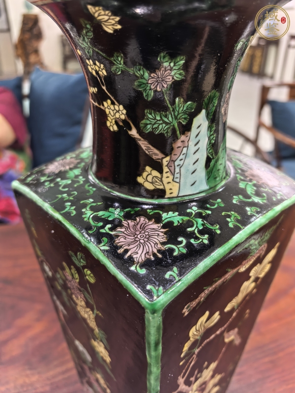 古玩陶瓷黑地素三彩花卉四方瓶真品鑒賞圖