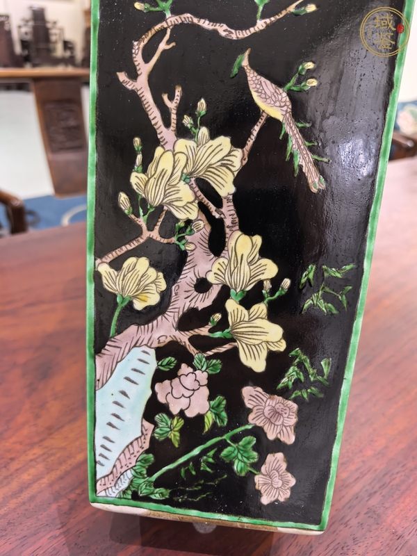 古玩陶瓷黑地素三彩花卉四方瓶真品鑒賞圖