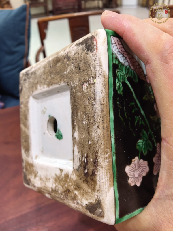 古玩陶瓷黑地素三彩花卉四方瓶真品鑒賞圖