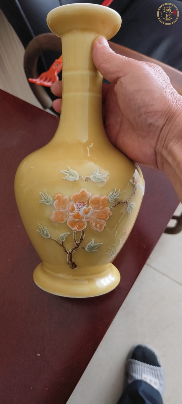 古玩陶瓷黃地堆花紋瓶真品鑒賞圖