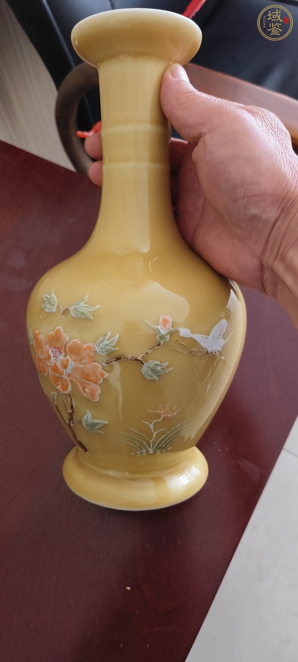 古玩陶瓷黃地堆花紋瓶真品鑒賞圖
