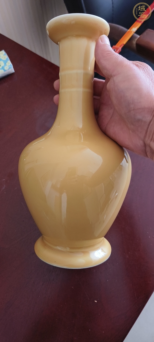 古玩陶瓷黃地堆花紋瓶真品鑒賞圖