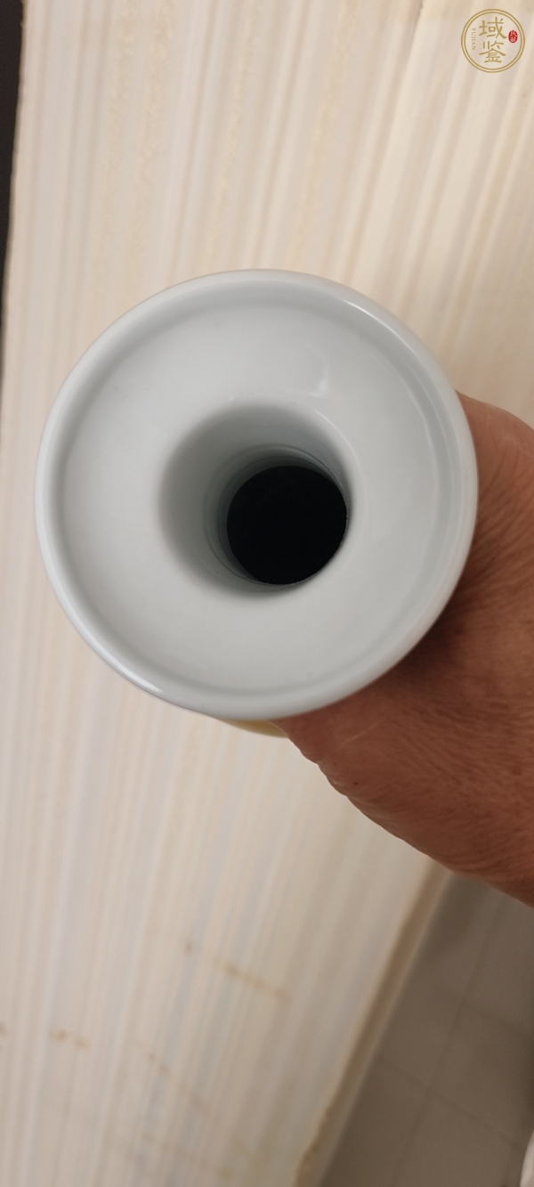 古玩陶瓷黃地堆花紋瓶真品鑒賞圖