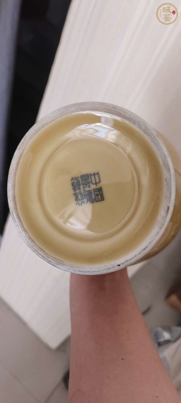 古玩陶瓷黃地堆花紋瓶真品鑒賞圖