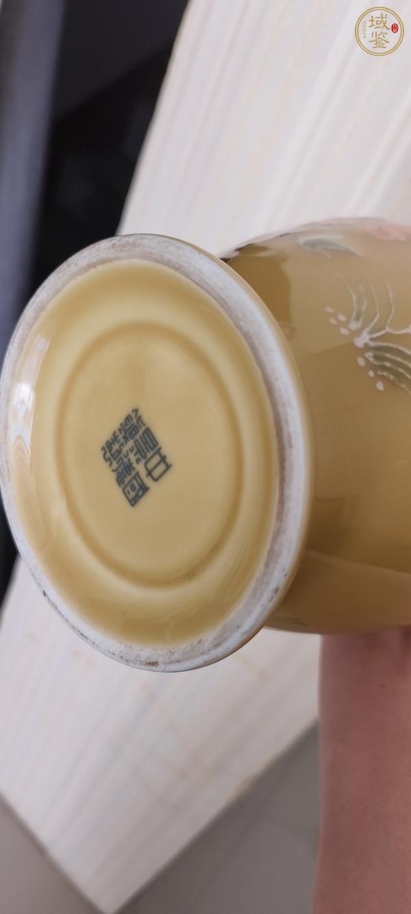 古玩陶瓷黃地堆花紋瓶真品鑒賞圖