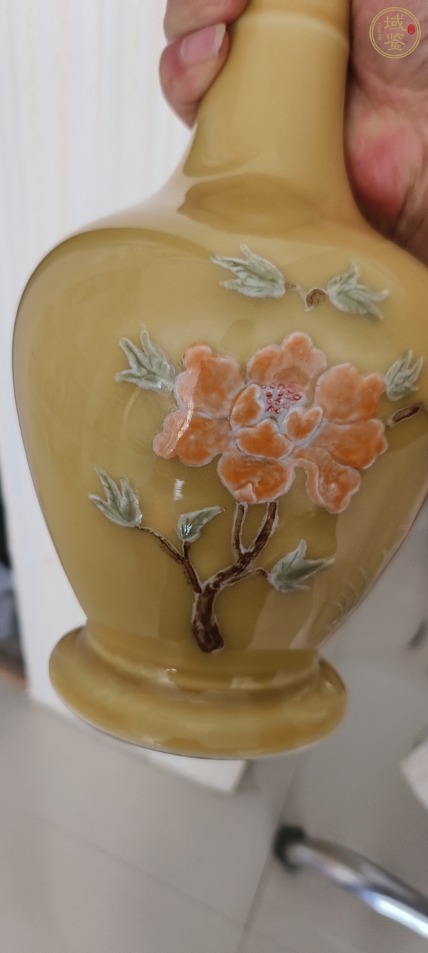 古玩陶瓷黃地堆花紋瓶真品鑒賞圖