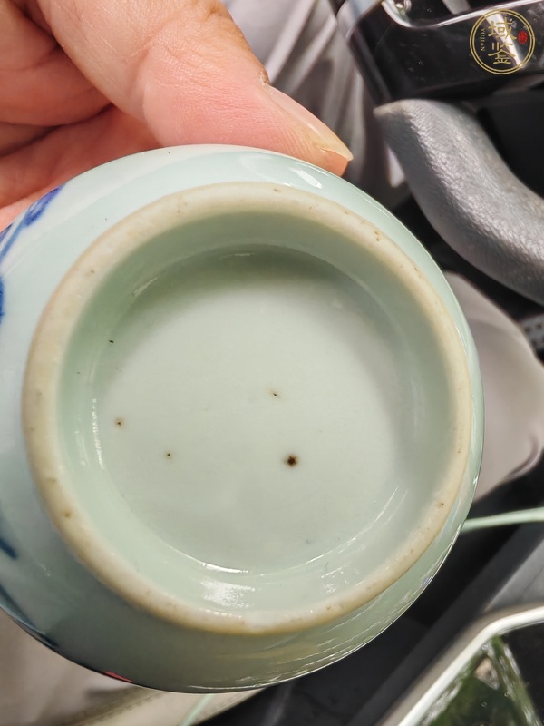 古玩陶瓷花蝶紋青花杯真品鑒賞圖