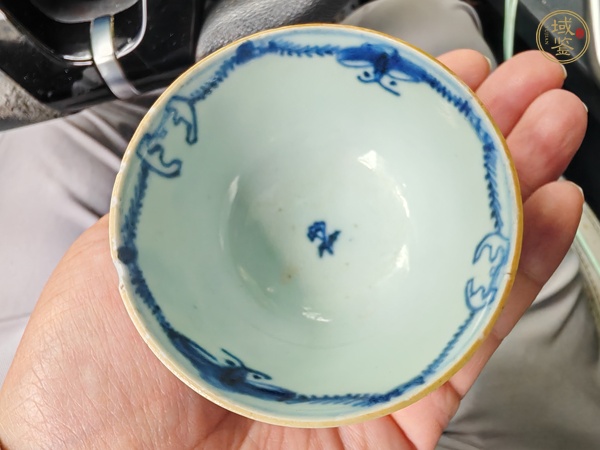 古玩陶瓷花蝶紋青花杯真品鑒賞圖