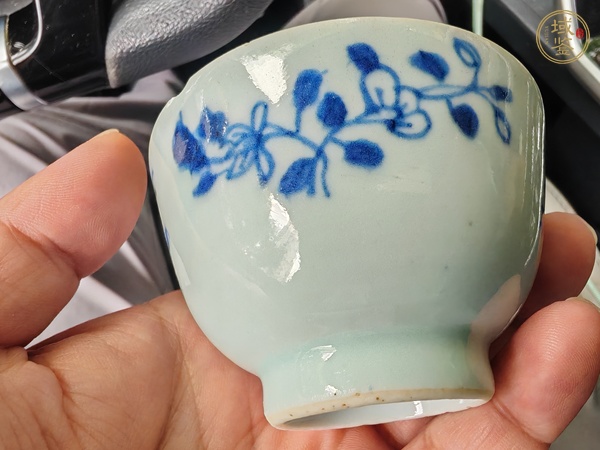 古玩陶瓷花蝶紋青花杯真品鑒賞圖