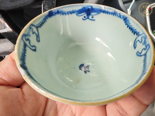 古玩陶瓷花蝶紋青花杯真品鑒賞圖