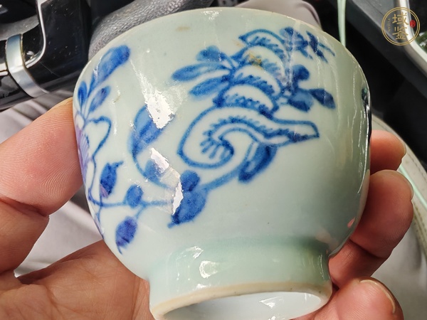 古玩陶瓷花蝶紋青花杯真品鑒賞圖