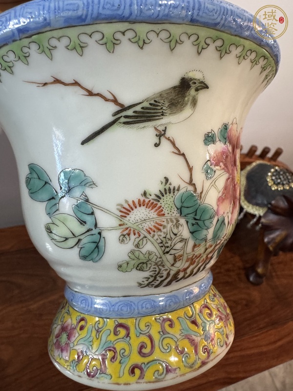 古玩陶瓷多色地粉彩花鳥紋蓋碗尊真品鑒賞圖