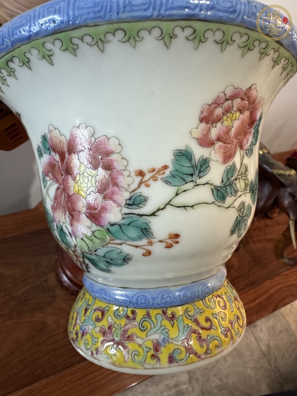 古玩陶瓷多色地粉彩花鳥紋蓋碗尊真品鑒賞圖