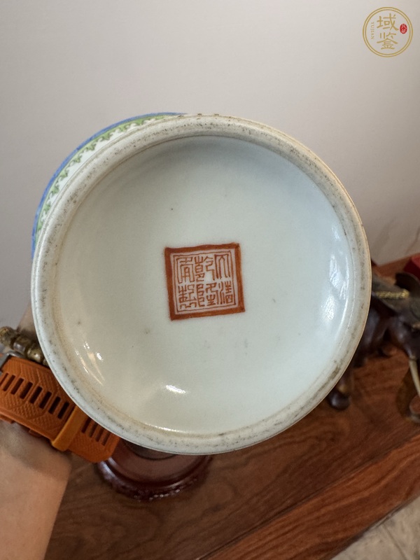 古玩陶瓷多色地粉彩花鳥紋蓋碗尊真品鑒賞圖