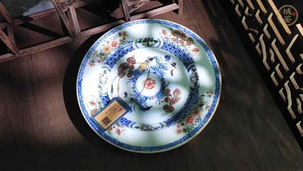 古玩陶瓷清康熙·斗彩花卉紋折沿盤真品鑒賞圖
