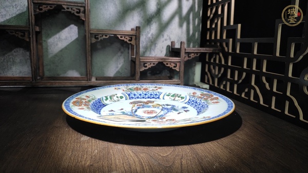 古玩陶瓷清康熙·斗彩花卉紋折沿盤真品鑒賞圖
