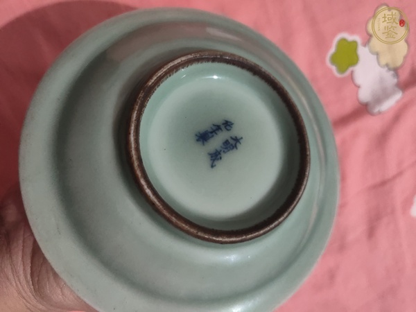 古玩陶瓷豆青釉青花山水紋盤真品鑒賞圖