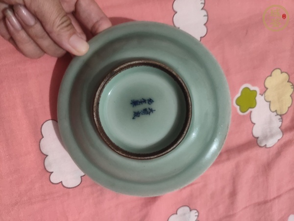 古玩陶瓷豆青釉青花山水紋盤真品鑒賞圖